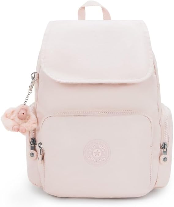 Kipling Konforlu, pratik ve geniş sırt çantası manyetik kapaklı. Tek fermuarlı ana bölme, fermuarlı iç cep, ön cep ve yan tarafında fermuarlı cepler, S