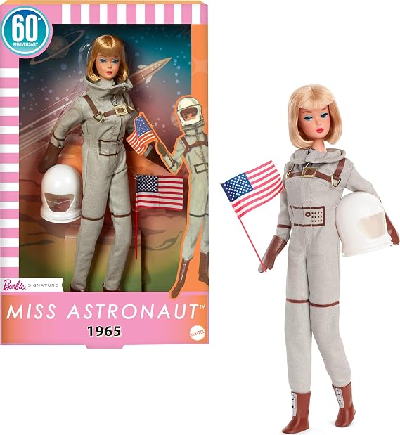 Barbie Gümüş rengi uzay kıyafeti, uzay botu ve astronot kaskı aksesuarıyla koleksiyona uygun Miss Astronaut Bebek, 1965 tarihli klasik bebeğin yeni tasarımı, JBJ48