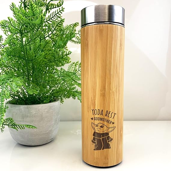 eBuyGB Personalised Bamboo Travel Flask, Baby Yoda Travel Mug, 500ml Star Wars Themed Coffee Mug Cup, Funny Gifts for Godparents (Yoda Best Godmother)