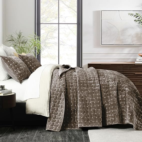 Grassix Luxury Velvet Quilt Set King Size, 3 Pieces Lightweight Velvet Comforter with Pillow Shams, Geometric Quilted Bedspread Coverlet Bedding Set for All Seasons, Mocha Brown, 108x96