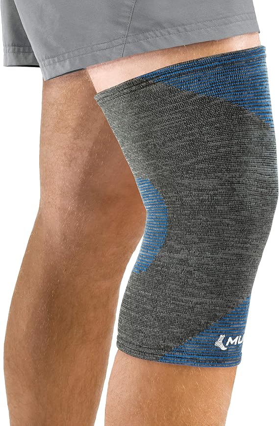 Mueller 4-Way Stretch Premium Knee Support with Thermo Reactive Technology, Black & Blue, Small/Medium